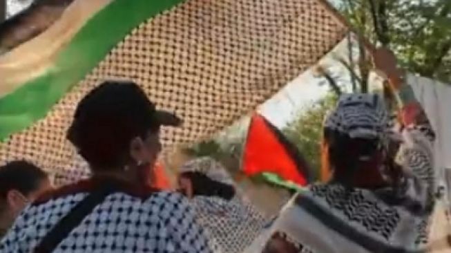 Pakai Keffiyeh, Ini Penampilan Bella Hadid Saat Ikut Demo Bela Palestina