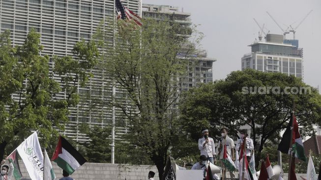 Massa aksi berorasi saat mengikuti aksi solidaritas dukung Palestina terkait kekerasan yang terjadi beberapa waktu lalu oleh Israel di depan Kedubes AS, Jakarta, Selasa (18/5/2021). [Suara.com/Angga Budhiyanto]