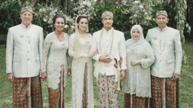 Jarang Disorot, 6 Potret Kedekatan Hamish Daud dan Mertua Akur Banget