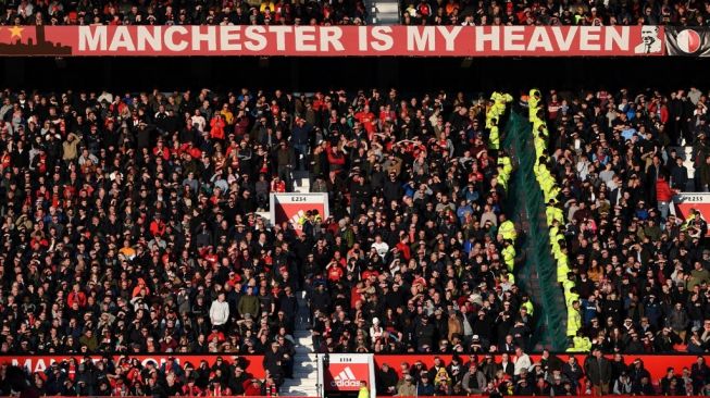 ILUSTRASI - Para suporter Manchester United memadati tribun di Stadion Old Trafford.. [Paul ELLIS / AFP]