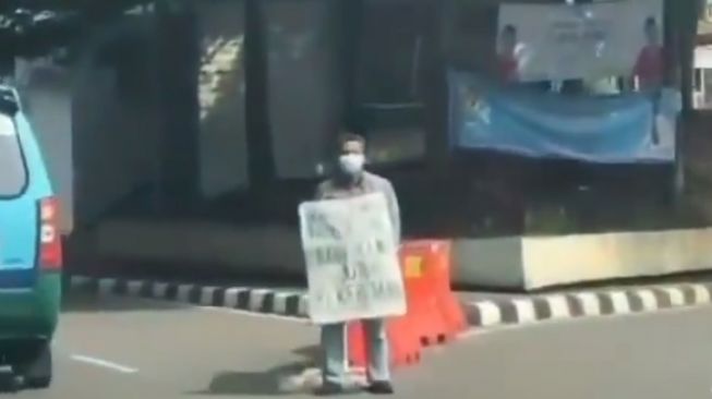 Butuh Pekerjaan, Pria Berdiri di Lampu Merah Bawa Tulisan Bikin Salut