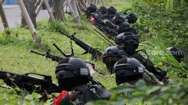 Sejumlah Prajurit TNI AD saat latihan Uji Siap Tempur (UST) Kodam Jaya di Distrik II, Meikarta, Cikarang, Kabupaten Bekasi, Jawa Barat, Selasa (18/5/2021). [Suara.com/Dian Latifah]