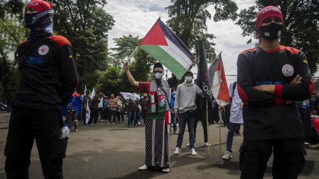 Massa yang tergabung dalam Aliansi Buruh Jabar melakukan aksi dukung Palestina di depan Gedung Sate, Bandung, Jawa Barat, Selasa (18/5/2021).  ANTARA FOTO/Novrian Arbi