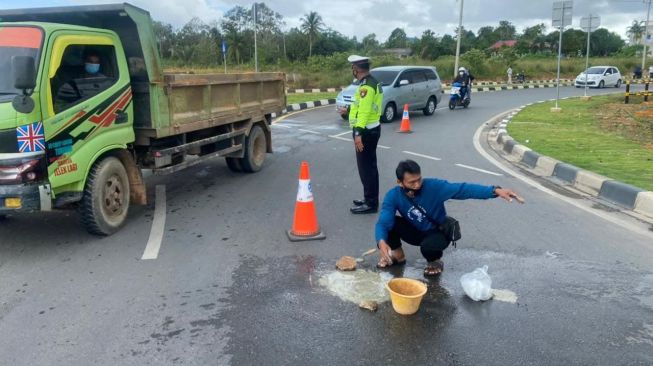 Jokowi Mau Datang, Jalan Rusak di Bintan Langsung Diperbaiki Sampai Mulus