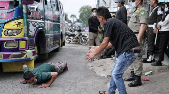 Penumpang Sembunyi di Atap Angkot Ditutupi Terpal Demi Lolos di Penyekatan