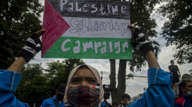 Massa yang tergabung dalam Aliansi Buruh Jabar melakukan aksi dukung Palestina di depan Gedung Sate, Bandung, Jawa Barat, Selasa (18/5/2021).  ANTARA FOTO/Novrian Arbi