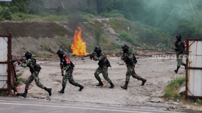 Sejumlah Prajurit TNI AD saat latihan Uji Siap Tempur (UST) Kodam Jaya di Distrik II, Meikarta, Cikarang, Kabupaten Bekasi, Jawa Barat, Selasa (18/5/2021). [Suara.com/Dian Latifah]