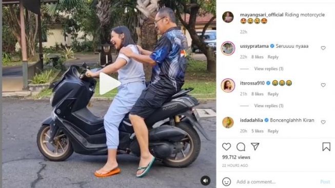 Bambang Trihatmodjo Bonceng Anak Naik Motor, Sandal Bikin Salfok. (Instagram/mayangsari_official)