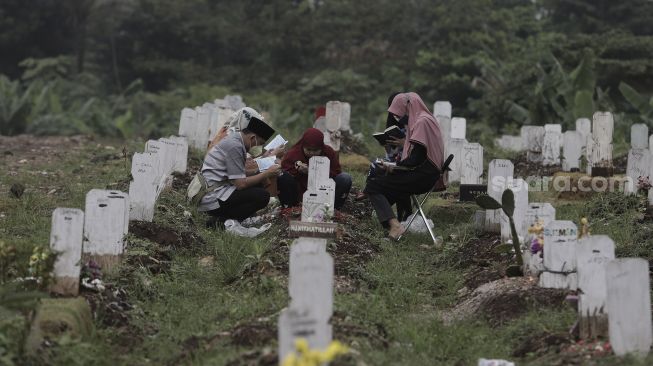 Pilu! Azhar Al Ghifari, Yatim Piatu karena COVID-19 Sering Nangis di Makam Ayah Ibu