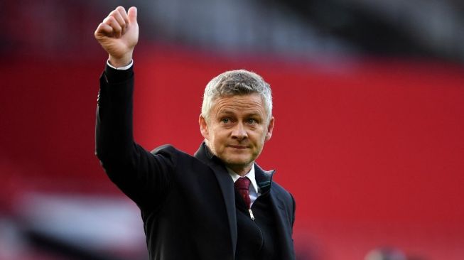 Gestur manajer Manchester United, Ole Gunnar Solskjaer pasca laga Liga Inggris 2020/2021 kontra Fulham di Old Trafford, Rabu (19/5/2021). [PAUL ELLIS / POOL / AFP]