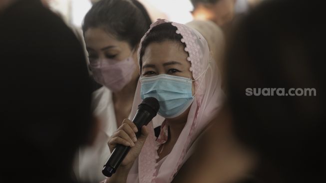 Putri ketiga Presiden RI ke-4 Abdurahman Wahid (Gus Dur), Yenny Wahid memberikan pidato saat prosesi pemakaman Wimar Witoelar di Tempat Pemakaman Umum (TPU) Tanah Kusir, Jakarta, Rabu (19/5/2021). [Suara.com/Angga Budhiyanto]