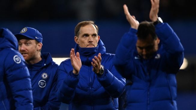 Manajer Chelsea, Thomas Tuchel (tengah) memberikan aplaus pada suporter seusai laga Liga Inggris 2020/2021 kontra Leicester City di Stamford Bridge, London, Rabu (19/5/2021). [Glyn KIRK / POOL / AFP]