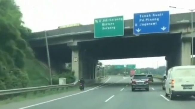 Viral Pemotor Masuk Tol JORR, Netizen: Namanya Juga Warga +62