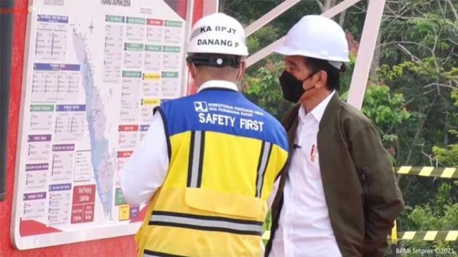 Tinjau Proyek Tol Pekanbaru-Bangkinang, Ini Harapan Presiden Jokowi