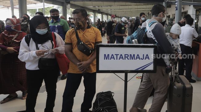 Sejumlah calon penumpang mengantre untuk memasuki Stasiun Pasar Senen, Jakarta, Rabu (19/5/2021). [Suara.com/Angga Budhiyanto]