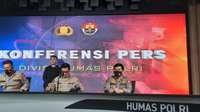 Kepala Divisi Humas Polri Irjen Pol Argo Yuwono (tengah) menyampaikan konferensi pers terkait 100 hari kerja Kapolri Jenderal Pol Listyo Sigit Prabowo, di Gedung Humas Mabes Polri, Jakarta, Senin (17/5/2021) [ANTARA/Laily Rahmawaty] 