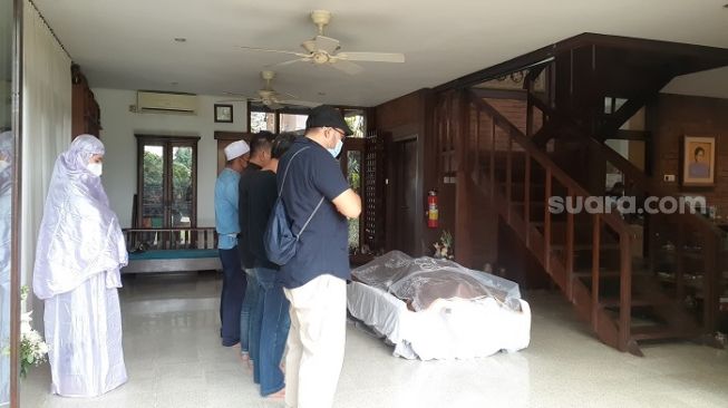 Pihak keluarga saat menyolatkan jenazah Wimar Witoelar di rumah duka di kawasan Cilandak, Jaksel. (Suara.com/Yaumal)