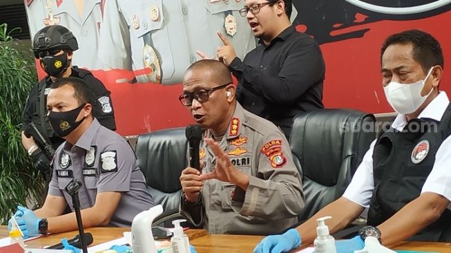 Kabid Humas Polda Metro Jaya Kombes Yusri Yunus saat membeberkan 148 pemudik reaktif Covid-19. (Suara.com/M Yasir)