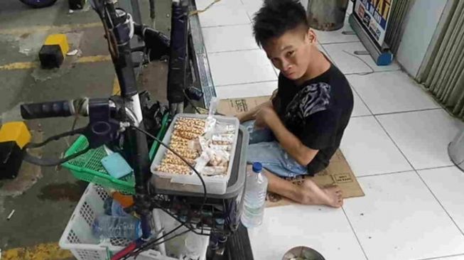 Tega! Penjual Kacang Disabilitas Dipalak dan Dihajar Preman Mabuk