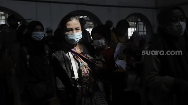 Calon penumpang mengantre untuk memasuki Stasiun Pasar Senen, Jakarta, Rabu (19/5/2021). [Suara.com/Angga Budhiyanto]