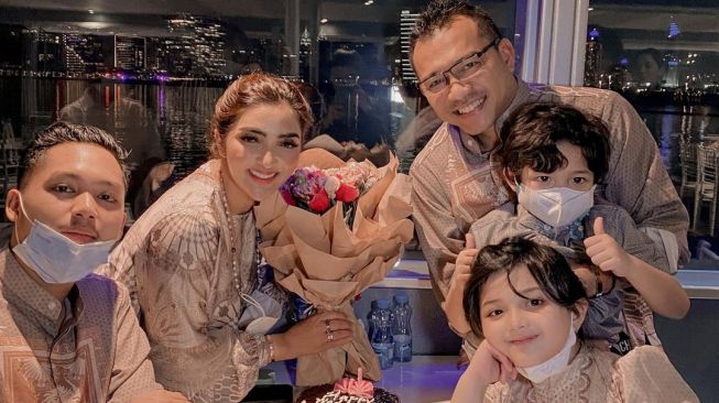 Arsy Lancar Presentasi Bahasa Inggris, Anang Hermansyah dan Ashanty Bangga