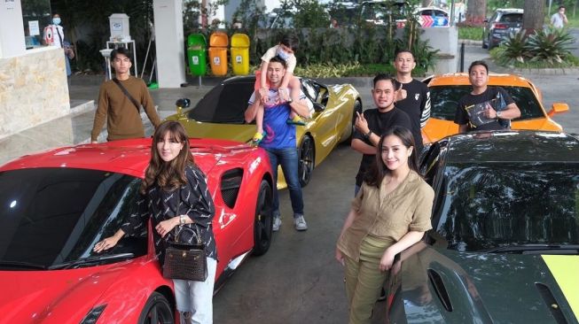 Raffi Ahmad dan Nagita Slavina berkunjung ke pabrik Crazy Rich Malang. (YouTube/Rans Entertaintment)