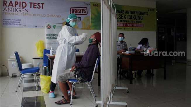 Pemudik mengikuti tes antigen di ruang tunggu  Terminal Pulo Gebang, Jakarta, Rabu (19/5/2021).  [Suara.com/Dian Latifah]

