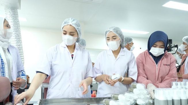 Raffi Ahmad dan Nagita Slavina berkunjung ke pabrik Crazy Rich Malang. (YouTube/Rans Entertaintment)