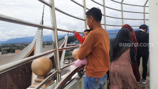 Menikmati Keindahan Kota Padang dari Puncak Menara Masjid Raya Sumbar