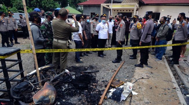 Kapolda Lampung Irjen Pol Hendro Sugiatno (lima kanan) bersama Bupati Lampung Selatan Nanang Ermanto (enam Kanan) meninjau Maposek Candipuro yang dibakar oleh massa di Desa Titi Wangi, Candipuro, Lampung Selatan, Lampung, Rabu (19/5/2021). ANTARA FOTO/Ardiansyah
