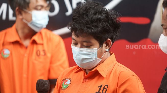 Putra Penyanyi Rita Sugiarto, Raffi Zimah menyampaikan permintaan maafnya saat rilis kasus narkoba yang menjeratnya di Polda Metro Jaya, Jakarta Selatan, Rabu (19/5/2021). [Suara.com/Alfian Winanto]