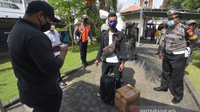 Polisi, Tentara dan Dukcapil Razia KTP di Pelabuhan Benoa Bali