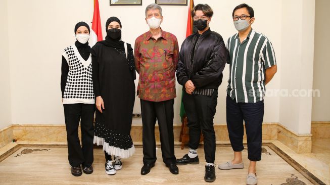 Aktris Zaskia Adya Mecca dan suami, Hanung Bramantyo foto bersama Duta Besar Palestina untuk Indonesia Zuhair Al-Shun di Kedutaan Besar Palestina, Jakarta Pusat Rabu (19/5/2021). [Suara.com/Alfian Winanto]