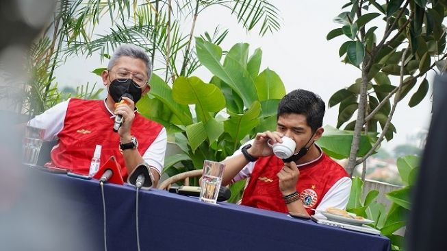 Presiden Persija Mohamad Prapanca (kiri) dan Bambang Pamungkas (kanan) saat bincang-bincang dengan awak media di kawasan, Jakarta, Rabu (19/5/2021). (Dok. Persija).