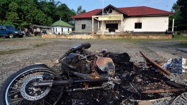 Puing kendaraan dinas yang dibakar oleh massa di Mapolsek Candipuro, Lampung Selatan, Lampung, Rabu (19/5/2021). ANTARA FOTO/Ardiansyah