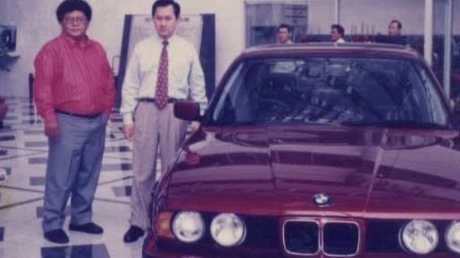 Wimar Witoelar dan hadiah BMW dari Indian Random Bank 1994  [Instagram: @wimarwitoelar].