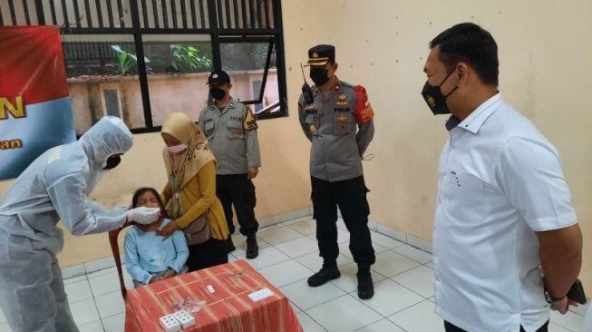 Jemput Bola, Polda Metro Tes Covid-19 Pemudik di Kalibata