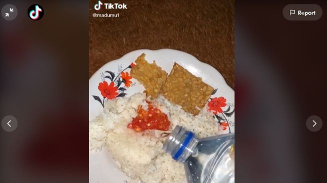 Wanita Ungkap Kebiasaan Makan Nasi Disiram Air Putih, Auto Jadi Perdebatan