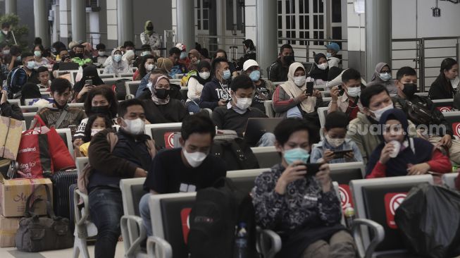 Sejumlah calon penumpang menunggu kedatangan kereta api di Stasiun Pasar Senen, Jakarta, Rabu (19/5/2021). [Suara.com/Angga Budhiyanto]