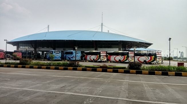 Penampakan bus AKAP di Terminal Pulogebang, Jakarta Timur. (Suara.com/Arga)