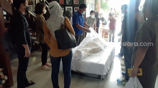 Jenazah Wimar Witoelar Tiba di Rumah Duka, Tangis Keluarga Pecah!