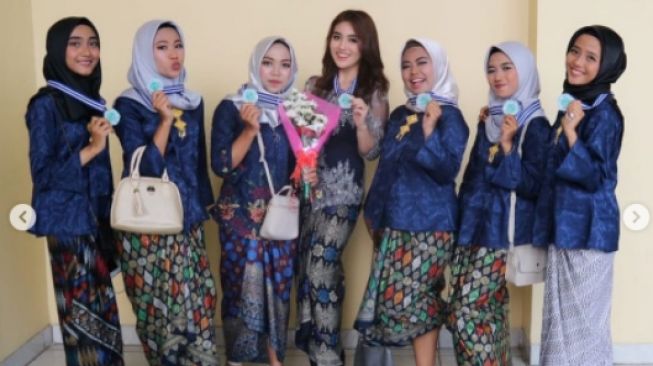 4 Potret Wisuda Artis, Kebaya dan Make Up Ayu Ting Ting Khas Banget!