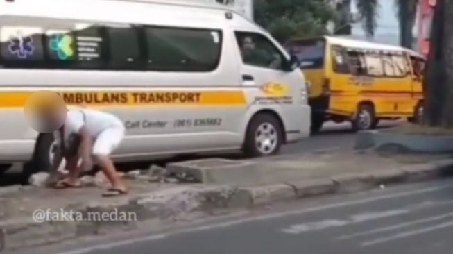 Emak-emak mengamuk lempari angkot pakai paving pembatas jalan. (Instagram)