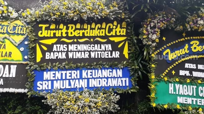 Karangan Bunga Berjejer di Rumah Duka Wimar, Belum Terlihat dari Jokowi