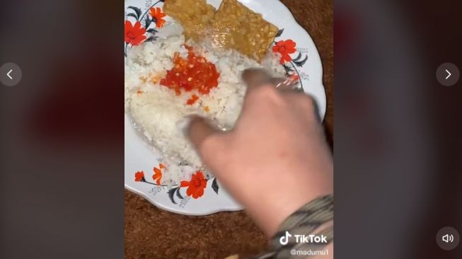 Wanita makan nasi disiram air putih (tiktok.com/@madumu1)