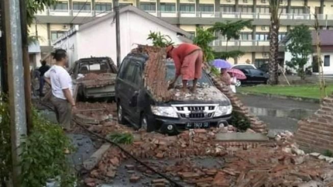 Sealot Tank, Isuzu Panher Utuh usai Tertimpa Tembok Rubuh dan Diinjak Orang