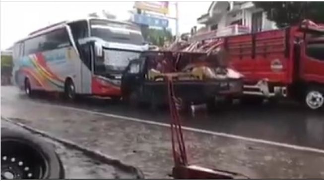 Bus Ngeyel Nyalip Hindari Macet, Tak Berkutik Diadang Mobil Lawan Arah