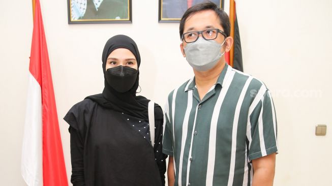 Aktris Zaskia Adya Mecca dan suami, Hanung Bramantyo saat ditemui di Kedutaan Besar Palestina, Jakarta Pusat Rabu (19/5/2021). [Suara.com/Alfian Winanto]