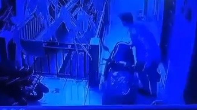 Viral Video Rekaman CCTV Maling Motor Beraksi di Cikarang