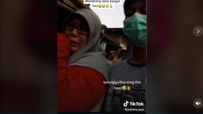 Ibu tangisi ayam kesayangannya yang mati (tiktok.com/@adelina.sals)